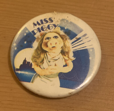 #ad MUPPETS VINTAGE MISS PIGGY TIN PIN BUTTON BADGE 3.7cm GBP 3.99