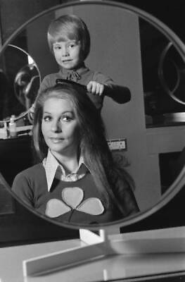 #ad Luisa Mattioli has her hair combed by a little boy UK 1972 OLD PHOTO AU $8.50