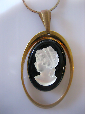 #ad VINTAGE FROSTED LUCITE CAMEO GOLD TONE PENDANT NECKLACE $9.88
