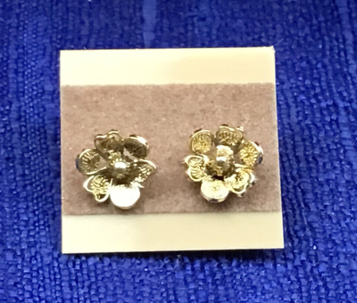 #ad Vintage Style Earrings Gold Tone 3D Flower Stud NO OFFERS $2.00